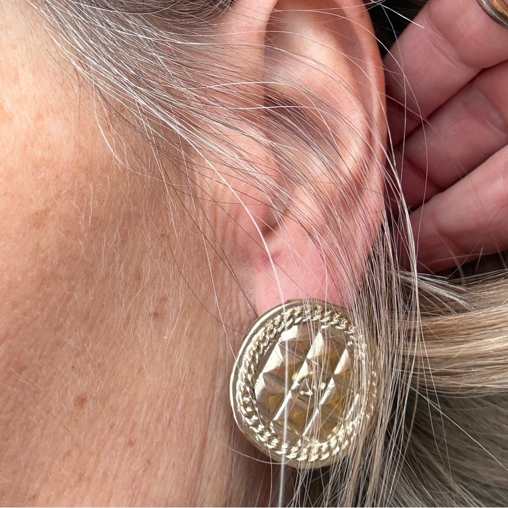 Vintage Chanel CC Matelasse clip-on earrings - Picture 3 of 15